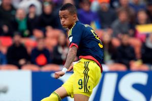 Joao Rodríguez disputando un partido con la Selección Colombia