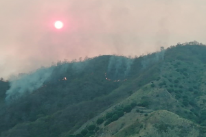 Control de incendio forestal en el macizo montañoso