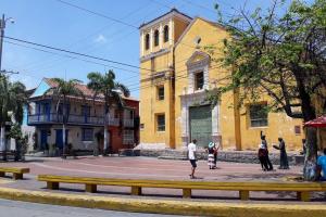 Con vallas de la Policía fue cerrada la Plaza de la Trinidad