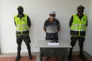 Se le halló en su poder un arma de fuego tipo revólver marca Llama calibre 38. 