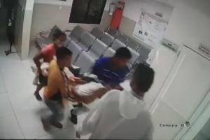 Familiares se llevan cadáver de paciente con COVID-19.