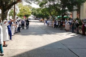 Los compañeros recibieron al médico con una calle de honor.