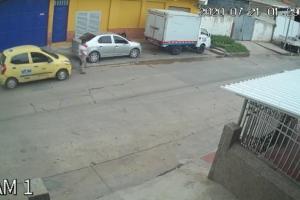 Taxi arrolla a madre e hijo. 