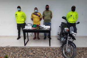 Droga, celulares, motocleta y arma de fuego