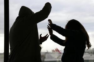 Hallan a mujer asesinada con arma blanca en un motel