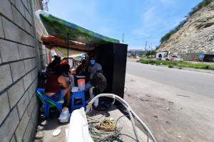 Las familias permanecen al frente del derrumbe en espera de apoyo de las autridades