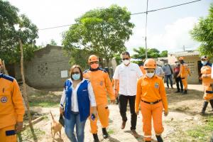 Autoridades asisten a familias damnificadas