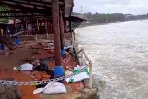 Fuerte oleaje arrasó con la playa.