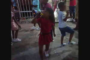 Escándalo en Cartagena por video de menores ingiriendo licor y bailando en vía pública