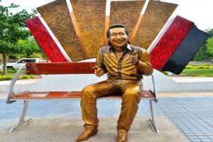 Estatua de Diomedes Díaz en Valledupar 
