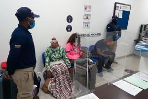 En el aeropuerto de Cartagena, tres personas habrían falsificado pruebas PCR