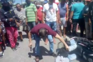 Dos  atracadores fueron heridos por parte de un Capitán de la Policía luego de que intentaron quitarle las pertenencias a este policial  en el barrio Camilo Torres de Sincelejo en horas de la mañana de ayer.