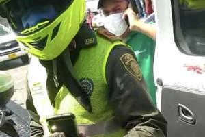 Videos evidencian enfrentamiento entre paramédicos y policías. 