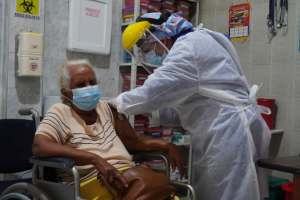 Ya inició la vacunación de adultos mayores en Barranquilla. 