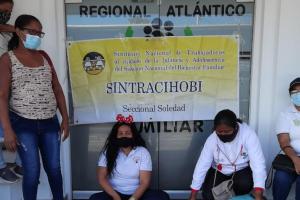 Protesta de madres comunitarias en el ICBF Atlántico