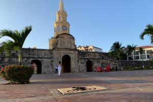 Ciclistas cierran con madera los registros destapados en el Centro Histórico de Cartagena
