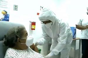 Elizabeth Pérez Ramos, de 77 años, recibió la vacuna 2 millones en el Hospital Universitario del Caribe
