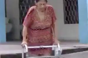 La mujer usaba un tubo de PVC para caminar. 
