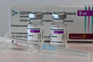 Vacuna de AstraZeneca es segura, dice OMS
