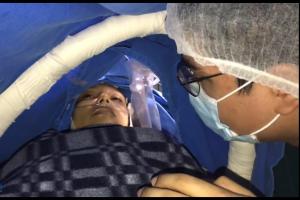 La joven fue intervenida mientras estaba despierta. 