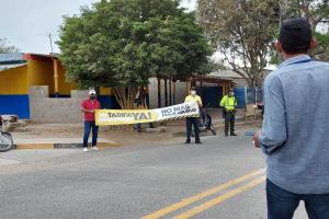 La comunidad bloqueó la vía con letreros y carros. 