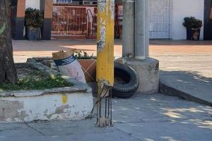 Denuncian que postes son trampas mortales. 
