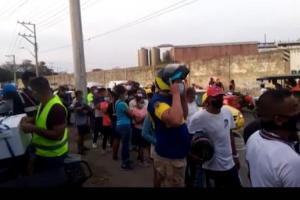 Aglomeración en la plaza del pescado en Barranquilla 