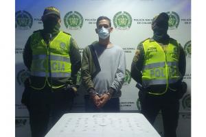 Hallándole en su poder más de 45 papeletas de base de coca,