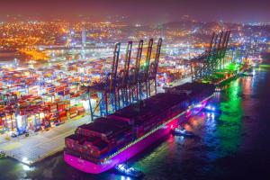 Es uno de los buques portacontenedores más grandes que han arribado a Cartagena 