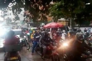 Bajo un fuerte aguacero ciudadanos realizaron plantones
