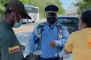 Capturan a influencer sorprendido en un falso puesto de control y utilizando uniformes de la Policía Nacional  