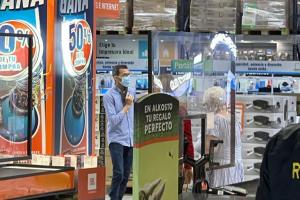 Hombre armado en Alkosto