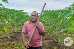   El agricultor es  oriundo  de Valencia