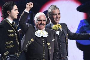 Alex Fernández, Vicente Fernández y Alejandro Fernández en los Latin Grammy