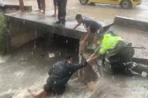 Rescatan a menor en arroyo. 