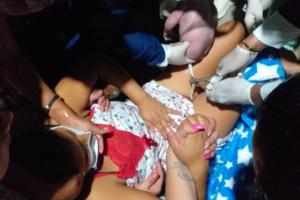 La mujer rompió fuente en medio del pavimento 