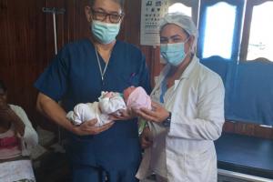 pasaron 25 años para que naciera un bebe en los pueblos palafitos con asistencia médica 