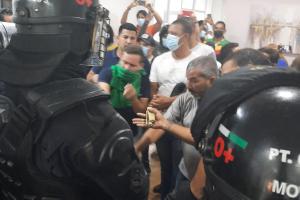 La protesta duró hasta altas horas de la noche, manteniendo encerrada a la superintendente de servicios públicos y su equipo de trabajo  y