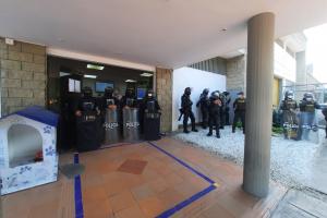 en medio de disturbios se ha presentado la intervención, que deja hasta el momento una persona herida 