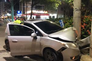 Vehículo accidentado en la Avenida Santander