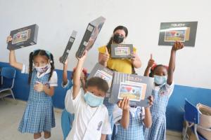 Entrega de tabletas en Cartagena