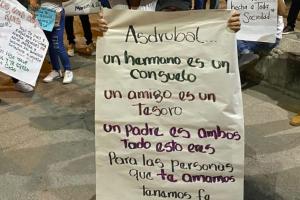 Con pancartas piden justicia afuera de la Brinks