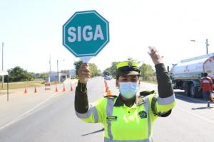 Paramédicos toman temperatura y realizan un chequeo 