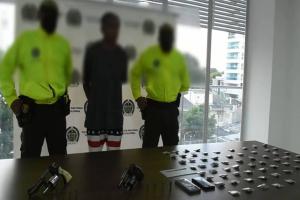 Le incautaron dos armas de fuego y marihuana