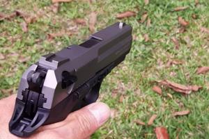El presunto ladrón huyó en una motocicleta luego de esta acción criminal.