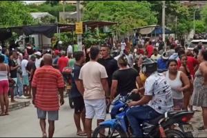 Los cuatro hombres fueron atacados cuando departían en una tienda
