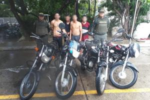Fueron sorprendido en momentos en que tenían en su poder cuatro motos robadas