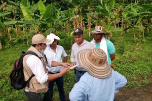 Las tierras fueron despojadas por paramilitares .