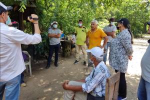 El labriego que junto a su familia tuvo que abandonar  predio restituido, por causa de la violencia.