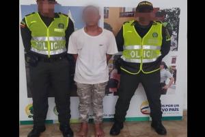 Se tragó la cadena de oro que se le robó a una mujer